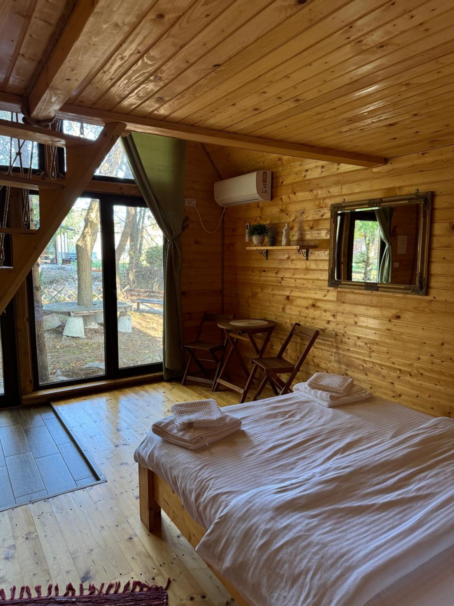 Conacul Lui Patrick Hotel Poenari Exterior photo
